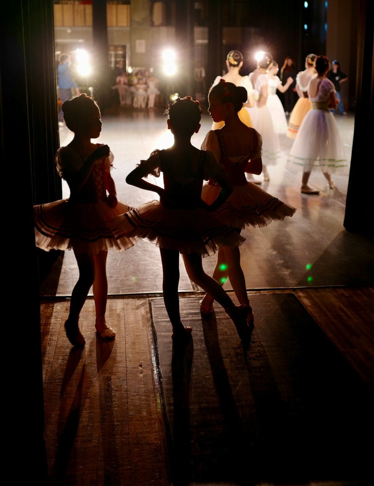 Jeunes danseuses en coulisses avant leur entrée en scène