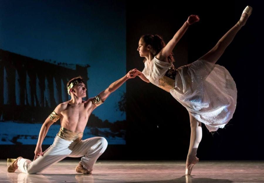 Duo de danseurs sur scène