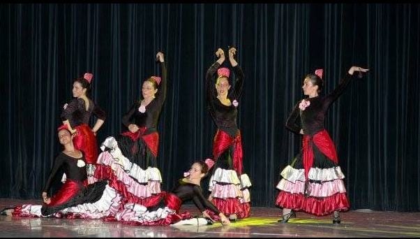 Groupe de flamenco avec éventails