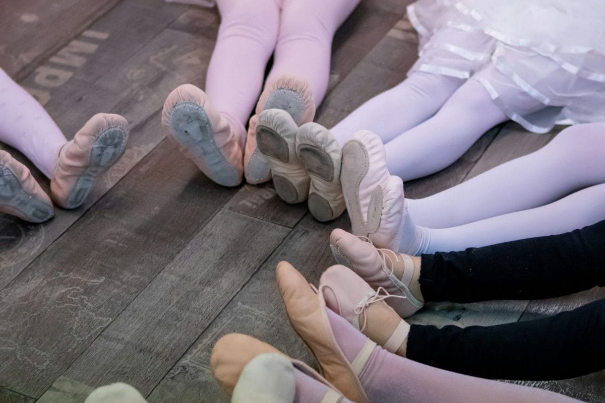 Chaussons de danse en cercle, jeunes élèves assises au sol