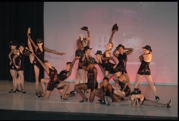 Groupe jazz en paillettes et chapeaux