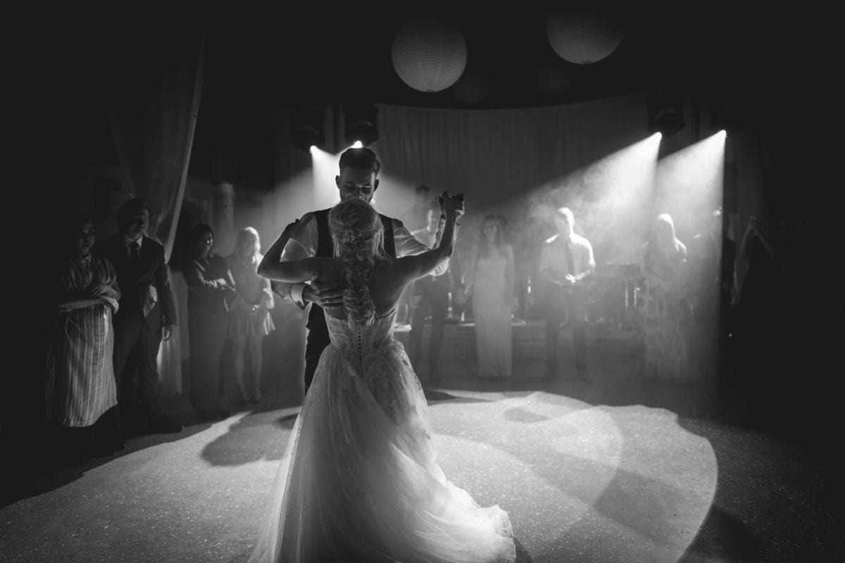 Couple dansant son ouverture de bal sous les projecteurs