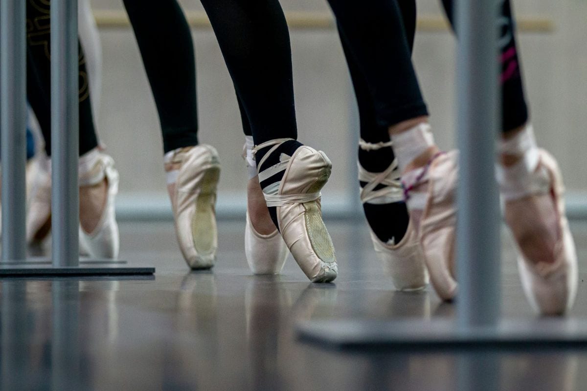 Travail des pointes à la barre pendant un stage